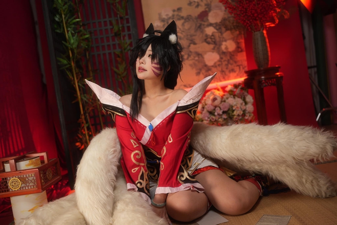 Cựu MC Riot - Hậu bối của Minh Nghi trổ tài cosplay nàng cáo Ahri siêu quyến rũ - Ảnh 2.