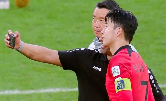 Asian Cup 2023: Đội nhà bị Son Heung-min chọc thủng lưới, HLV vẫn bất chấp xin chụp ảnh cùng - Ảnh 1.