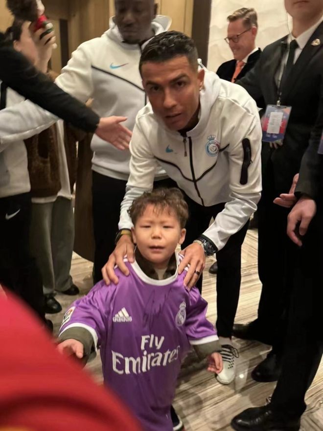 Ronaldo khiến người hâm mộ ngỡ ngàng bởi khả năng dùng đũa - Ảnh 3.