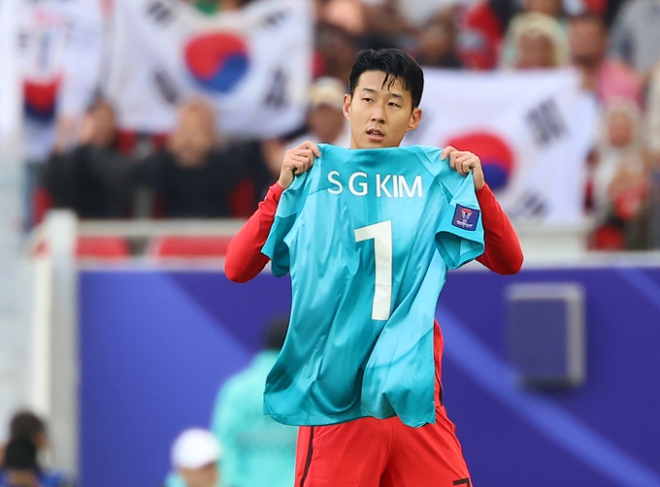 Asian Cup 2023: Tuyển thủ Hàn Quốc chấn thương phải đi xe lăn ra sân bay về nước, Son Heung-min làm một điều xúc động - Ảnh 2.