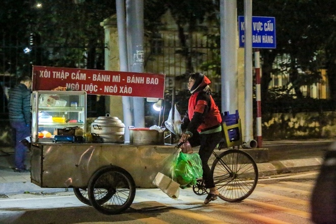 Hà Nội lạnh 8 độ C: Người lao động co ro mưu sinh, người nhà bệnh nhân vạ vật bên hành lang bệnh viện - Ảnh 11.