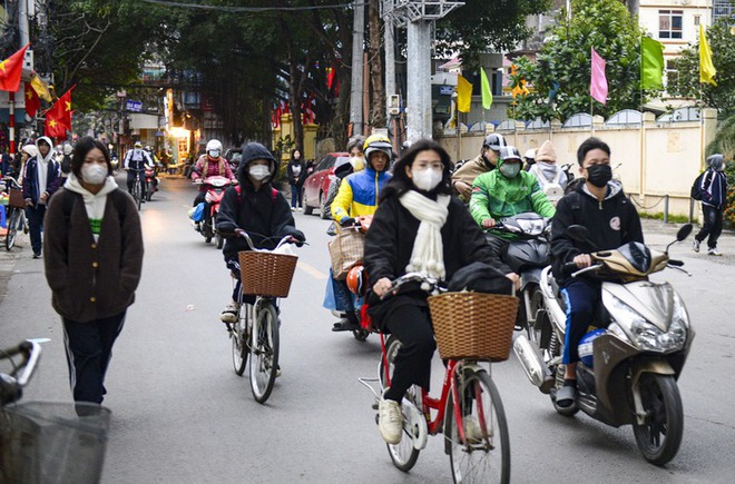 Hà Nội rét căm, nhiều trường được nghỉ nhưng phụ huynh vẫn đành đưa con tới vì không có người trông - Ảnh 8.