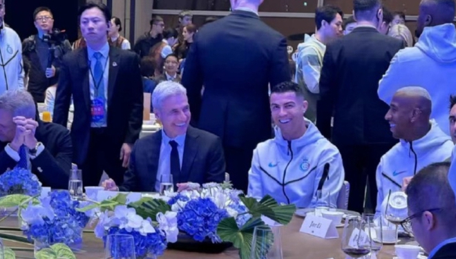 Ronaldo khiến người hâm mộ ngỡ ngàng bởi khả năng dùng đũa - Ảnh 2.