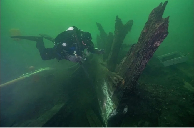 Đang lặn dưới biển, nhà khảo cổ giật mình phát hiện “thủy quái” núp trong con tàu đắm 500 tuổi - Ảnh 1.