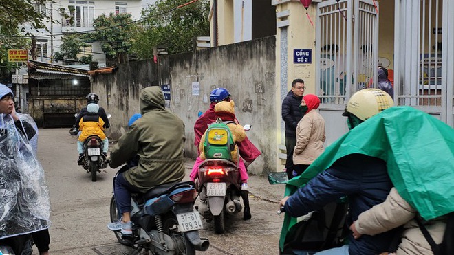 Hà Nội rét căm, nhiều trường được nghỉ nhưng phụ huynh vẫn đành đưa con tới vì không có người trông - Ảnh 4.