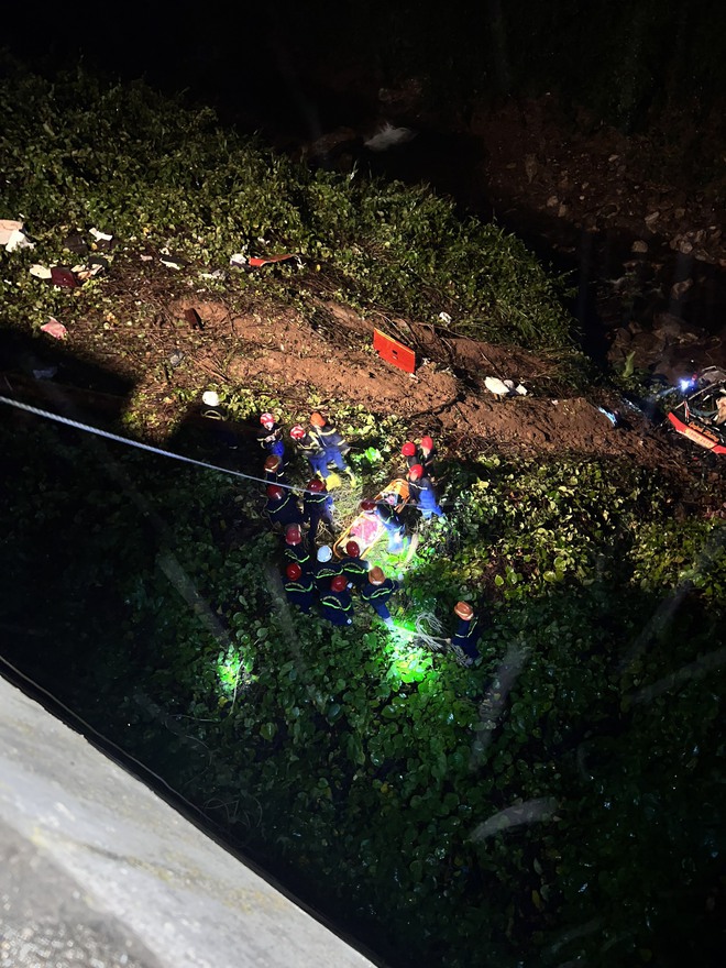 Xe kh&aacute;ch lao xuống vực ở cao tốc La Sơn &ndash; T&uacute;y Loan, &iacute;t nhất 3 người tử vong - Ảnh 4.