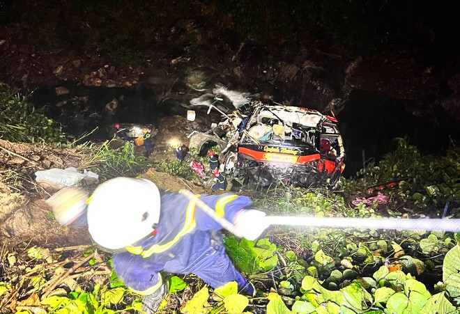 Xe kh&aacute;ch lao xuống vực ở cao tốc La Sơn &ndash; T&uacute;y Loan, &iacute;t nhất 3 người tử vong - Ảnh 1.