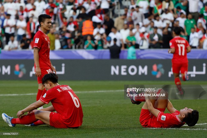 Cầu thủ Việt Nam ôm mặt khóc trên sân khi thua Iraq, trắng tay rời Asian Cup 2023 - Ảnh 5.