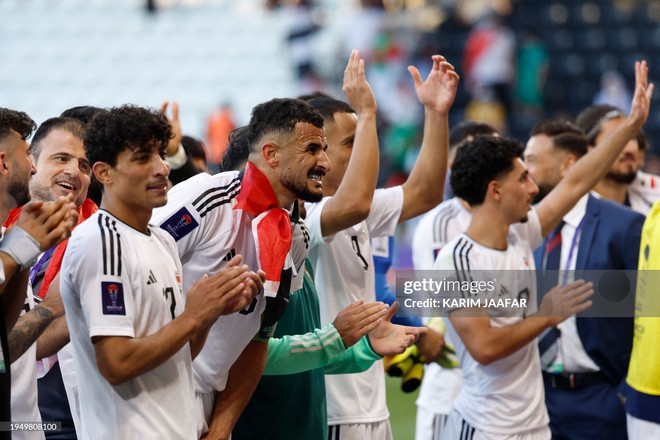 Cầu thủ Việt Nam &ocirc;m mặt kh&oacute;c tr&ecirc;n s&acirc;n khi thua Iraq, trắng tay rời Asian Cup 2023 - Ảnh 6.