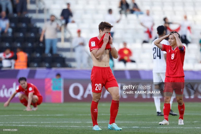 Cầu thủ Việt Nam ôm mặt khóc trên sân khi thua Iraq, trắng tay rời Asian Cup 2023 - Ảnh 3.