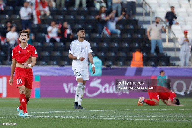 Cầu thủ Việt Nam ôm mặt khóc trên sân khi thua Iraq, trắng tay rời Asian Cup 2023 - Ảnh 4.