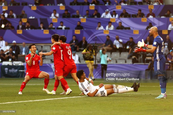 Cầu thủ Việt Nam ôm mặt khóc trên sân khi thua Iraq, trắng tay rời Asian Cup 2023 - Ảnh 8.