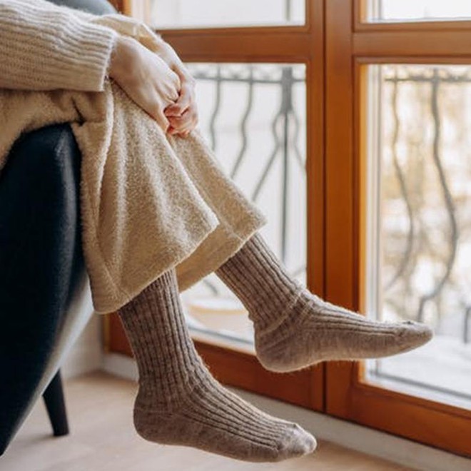 Miền Bắc lạnh nhất trong năm, b&aacute;c sĩ chỉ ra 4 mẹo đeo tất sưởi ấm cả người, đeo nhiều lớp chưa chắc đ&atilde; đ&uacute;ng - Ảnh 2.