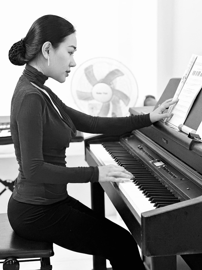 Vợ Hồ Tấn Tài khoe bận cả trăm công việc vẫn tập chơi đàn, chàng cầu thủ có phản ứng bất ngờ - Ảnh 1.