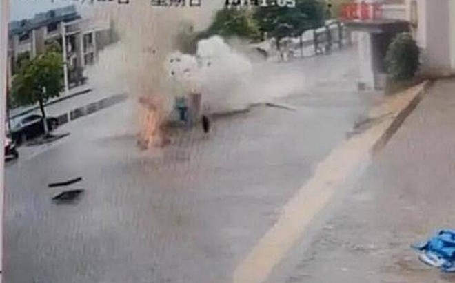N&eacute;m ph&aacute;o xuống cống g&acirc;y nổ như bom, 2 b&eacute; trai bị thương, h&agrave;ng loạt &ocirc; t&ocirc; hư hỏng - Ảnh 1.