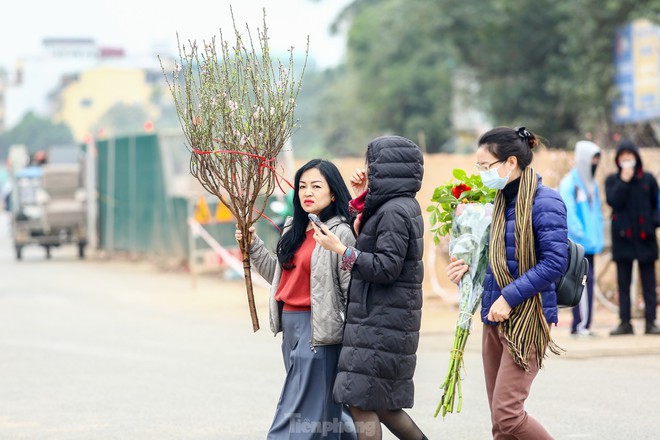 Người dân Thủ đô xuống phố săn đào dăm, đào cành ngày Rằm tháng Chạp - Ảnh 14.