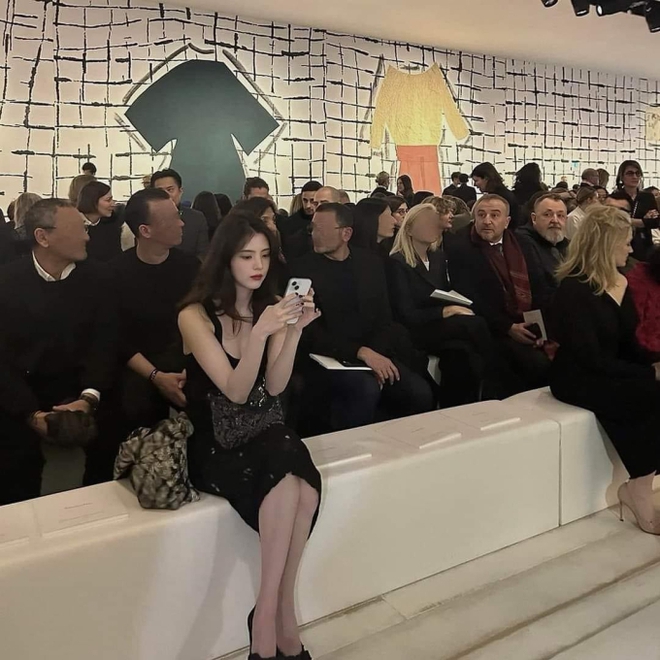 Đằng sau khoảnh khắc chị đẹp chị chảnh không bắt chuyện với ai của Han So Hee ở hàng ghế đầu show Dior - Ảnh 2.