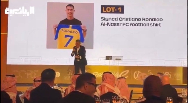 Sức h&uacute;t kh&oacute; tin của Ronaldo: Chỉ một chiếc &aacute;o c&oacute; chữ k&yacute; cũng b&aacute;n được tiền tỷ - Ảnh 1.