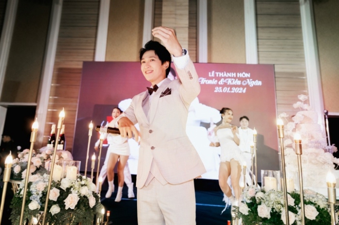 Đ&aacute;m cưới Tronie - Kiều Ng&acirc;n tại TP.HCM: C&ocirc; d&acirc;u đeo trang sức 500 triệu đồng, Kh&aacute;nh V&acirc;n bắt được hoa độc lạ - Ảnh 10.