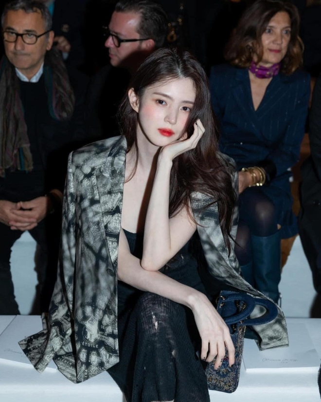 Đằng sau khoảnh khắc chị đẹp chị chảnh không bắt chuyện với ai của Han So Hee ở hàng ghế đầu show Dior - Ảnh 12.