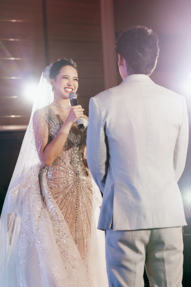 Đám cưới Tronie - Kiều Ngân tại TP.HCM: Cô dâu đeo trang sức 500 triệu đồng, Khánh Vân bắt được hoa độc lạ - Ảnh 9.