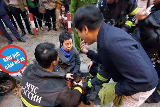 Hà Nội: Giải cứu 3 người mắc kẹt trong đám cháy căn nhà 6 tầng - Ảnh 2.