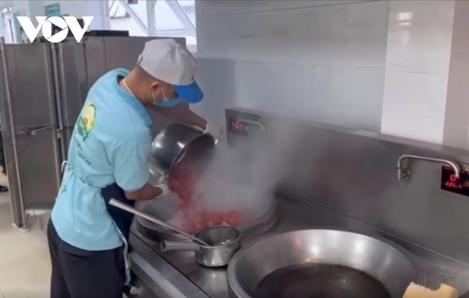 C&aacute;c trường kh&ocirc;ng y&ecirc;u cầu HS mặc đồng phục, linh hoạt khi đi muộn trong ng&agrave;y r&eacute;t - Ảnh 2.