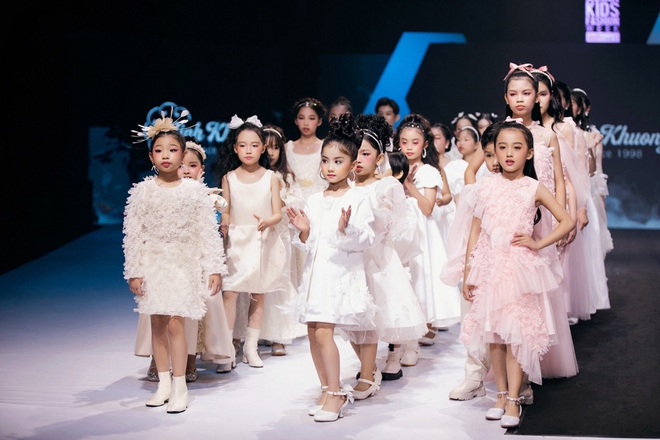 Mẫu nh&iacute; 6 tuổi Emily Nh&atilde; Uy&ecirc;n khoe thần th&aacute;i chuy&ecirc;n nghiệp tr&ecirc;n s&agrave;n diễn - Ảnh 6.