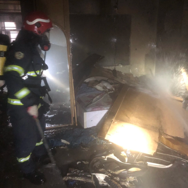 Hà Nội: Giải cứu 3 người mắc kẹt trong đám cháy căn nhà 6 tầng - Ảnh 1.