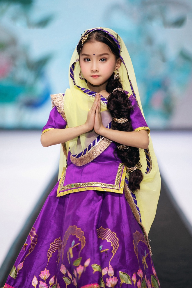 Mẫu nh&iacute; 6 tuổi Emily Nh&atilde; Uy&ecirc;n khoe thần th&aacute;i chuy&ecirc;n nghiệp tr&ecirc;n s&agrave;n diễn - Ảnh 5.