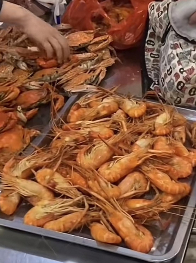 Hà Nội: Nhóm khách đi ăn buffet đút túi 10kg hải sản mang về - Ảnh 2.