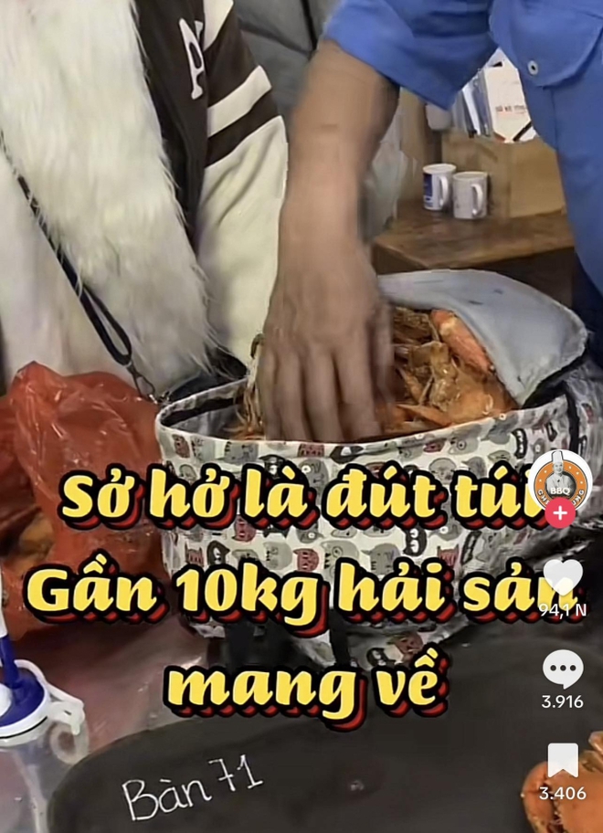 Hà Nội: Nhóm khách đi ăn buffet đút túi 10kg hải sản mang về - Ảnh 1.