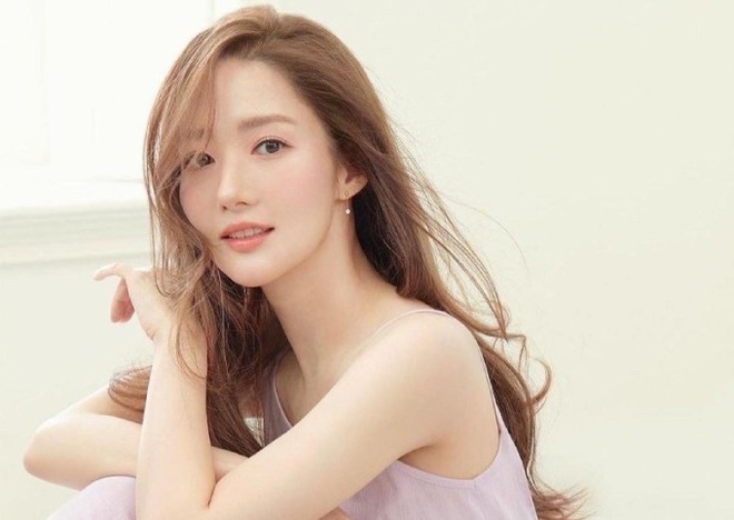 Park Min Young bôi kem chống nắng thế này bảo sao nhan sắc gần 20 năm không thay đổi - Ảnh 1.