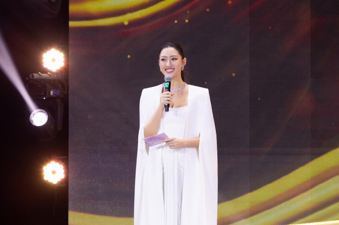 Gặp Hoa hậu Lương Thùy Linh trước thềm dẫn dắt WeChoice Awards 2023: Sự kỳ vọng của khán giả sẽ tạo nên áp lực lớn - Ảnh 4.