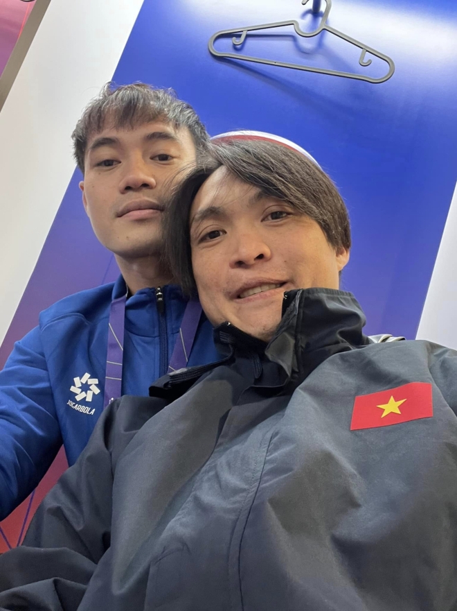 Tuấn Anh lần đầu chụp ảnh selfie: Nắm tay cực tình với Quang Hải, dìm Văn Toàn không thương tiếc - Ảnh 3.