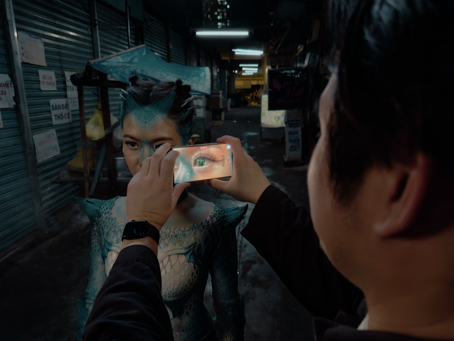 Đạo diễn Bảo Nguyễn, người đứng sau MV thực hiện hoàn toàn bằng iPhone cho tlinh: “Quay bằng iPhone giúp tạo ra ngôn ngữ điện ảnh mới” - Ảnh 4.