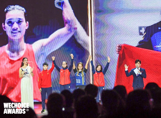 Khoảnh khắc 4 cô gái vàng của thể thao Việt Nam xuất hiện đầy xúc động tại WeChoice Awards 2023 - Ảnh 1.