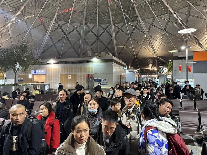 Chùm ảnh: Trăm triệu người chen chúc nhau ở ga tàu và sân bay, khởi động mùa xuân vận đón Tết Nguyên đán - Ảnh 4.