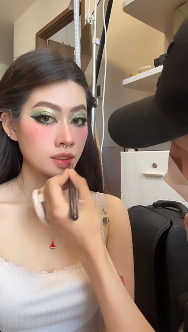 Dàn khách mời xúng xính đi Gala WeChoice Awards 2023: Kim Hấu khoe  layout makeup độc lạ, Linda Ngô - Phong Đạt tính giật spotlight? - Ảnh 4.