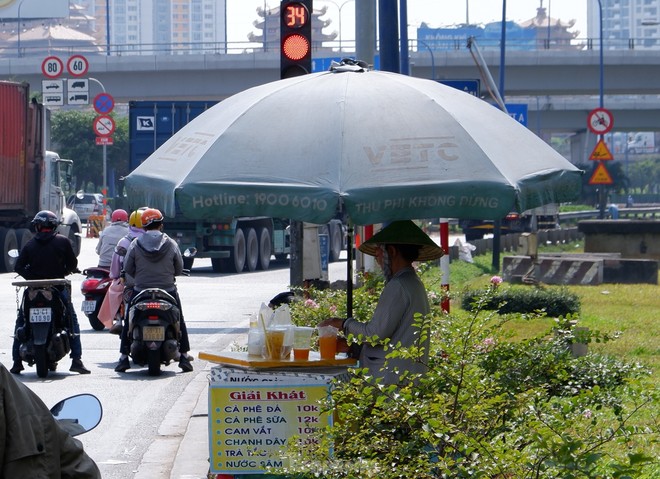 TPHCM nắng rát mặt từ nay đến Tết, người dân trùm kín mít khi ra đường - Ảnh 9.