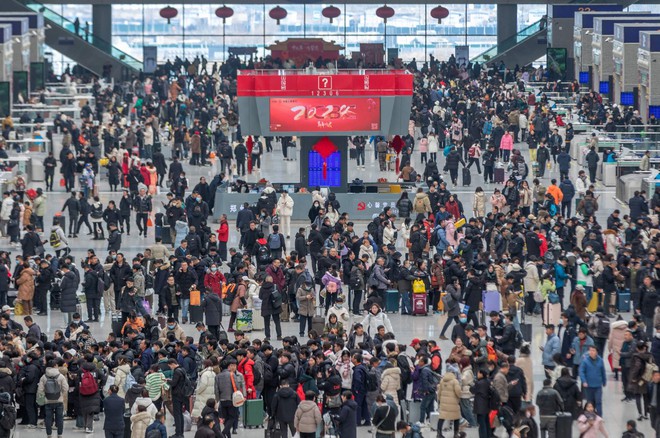 Chùm ảnh: Trăm triệu người chen chúc nhau ở ga tàu và sân bay, khởi động mùa xuân vận đón Tết Nguyên đán - Ảnh 12.