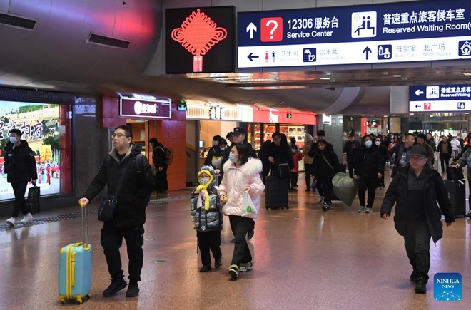 Chùm ảnh: Trăm triệu người chen chúc nhau ở ga tàu và sân bay, khởi động mùa xuân vận đón Tết Nguyên đán - Ảnh 10.
