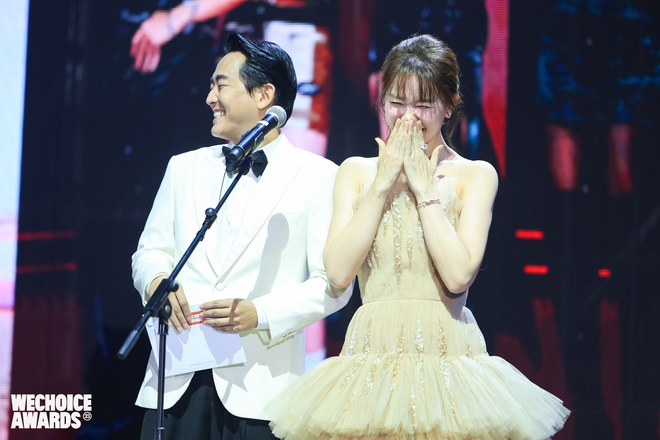 Nam thần phim Việt khoe visual trẻ mãi không già gây sốt WeChoice Awards 2023, bất ngờ tái hợp Hari Won sau 10 năm - Ảnh 4.