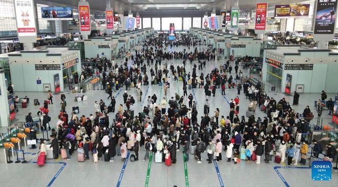 Chùm ảnh: Trăm triệu người chen chúc nhau ở ga tàu và sân bay, khởi động mùa xuân vận đón Tết Nguyên đán - Ảnh 9.
