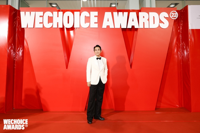 Nam thần phim Việt khoe visual trẻ mãi không già gây sốt WeChoice Awards 2023, bất ngờ tái hợp Hari Won sau 10 năm - Ảnh 1.