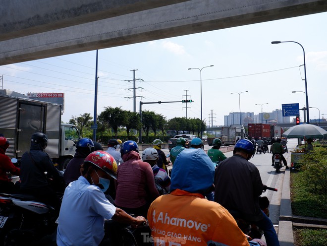 TPHCM nắng rát mặt từ nay đến Tết, người dân trùm kín mít khi ra đường - Ảnh 3.