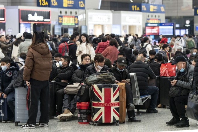 Chùm ảnh: Trăm triệu người chen chúc nhau ở ga tàu và sân bay, khởi động mùa xuân vận đón Tết Nguyên đán - Ảnh 6.