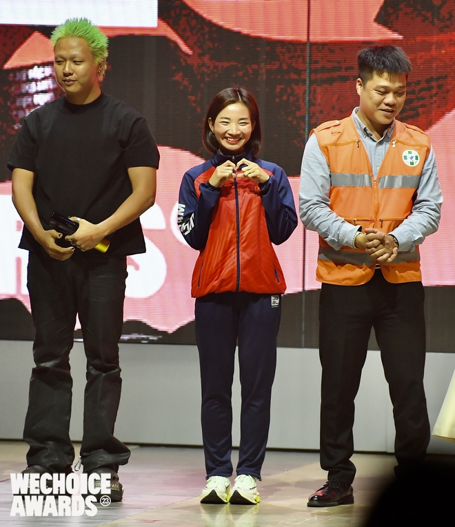 Nữ hoàng điền kinh Nguyễn Thị Oanh xuất sắc lọt Top 5 Đại sứ truyền cảm hứng tại Gala WeChoice Awards 2023 - Ảnh 2.