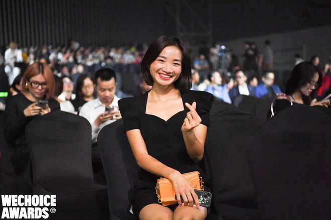 Hoà Minzy và Nguyễn Thị Oanh ôm nhau thắm thiết ở hậu trường WeChoice Awards 2023, tình bạn thân gây bất ngờ - Ảnh 6.