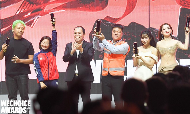 Hoà Minzy và Nguyễn Thị Oanh ôm nhau thắm thiết ở hậu trường WeChoice Awards 2023, tình bạn thân gây bất ngờ - Ảnh 8.